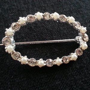 Vintage Oval Brooch with pearls and diamontes